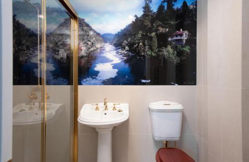Westbury Hotel | Pet-Friendly Retreat at Fitzpatricks Inn, 4-Star Comfort