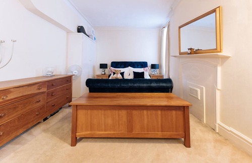 Euston Apartment | Elegant Fitzrovia/Marylebone One Bedroom Flat with Spa