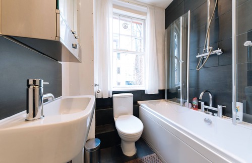 Euston Apartment | Elegant Fitzrovia/Marylebone One Bedroom Flat with Spa