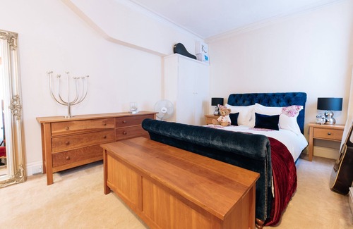 Euston Apartment | Elegant Fitzrovia/Marylebone One Bedroom Flat with Spa