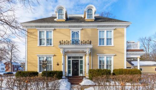 Queens Square Bed & Breakfast | Fitzroy Hall: 4-Star Stay with Breakfast & Hot Tub Access