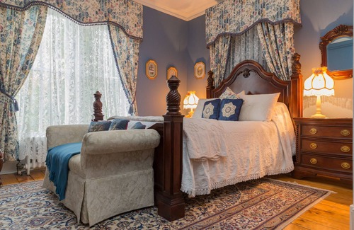 Queens Square Bed & Breakfast | Fitzroy Hall: 4-Star Rated Stay with Family-Friendly Amenities