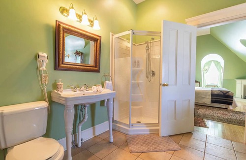 Queens Square Bed & Breakfast | Fitzroy Hall: 4-Star Rated Stay with Family-Friendly Amenities