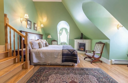 Queens Square Bed & Breakfast | Fitzroy Hall: 4-Star Rated Stay with Family-Friendly Amenities