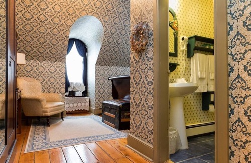 Queens Square Bed & Breakfast | Fitzroy Hall: 4-Star Rated Stay with Family-Friendly Amenities