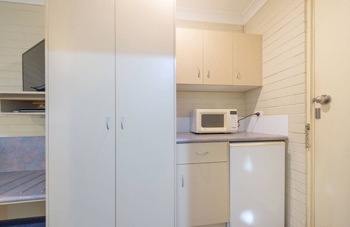 Grafton Hotel | Discover Fitzroy Motor Inn Grafton: Pool & Breakfast Included