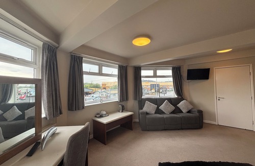 Parkgate Hotel | Fitzwilliam Arms Hotel: Family-Friendly Stay with Pool