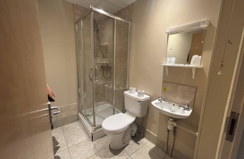 Parkgate Hotel | Fitzwilliam Arms Hotel: Family-Friendly Stay with Pool