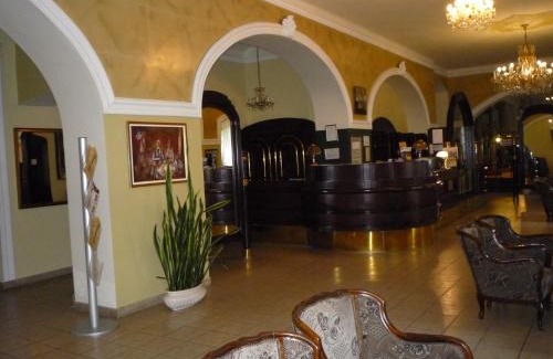 Bekescsaba Hotel | Discover Fiume Hotel: Family-Friendly with Hot Tub Access
