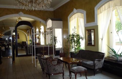 Bekescsaba Hotel | Discover Fiume Hotel: Family-Friendly with Hot Tub Access