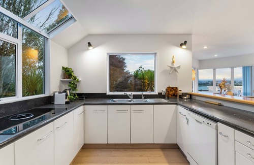 Greenhithe House | Five-Bedroom Haven in Greenhithe