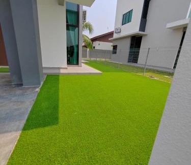 Geching Hilir House | Spacious Five Bedrooms Home with Free WiFi for Families