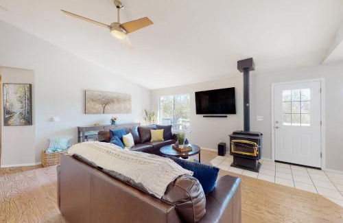 Oakhurst House | Exceptional Five Oaks Circle Ranch: Family-Friendly Retreat
