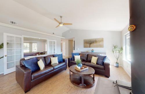 Oakhurst House | Exceptional Five Oaks Circle Ranch: Family-Friendly Retreat