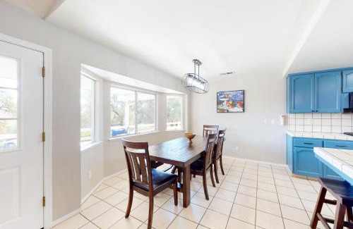 Oakhurst House | Exceptional Five Oaks Circle Ranch: Family-Friendly Retreat
