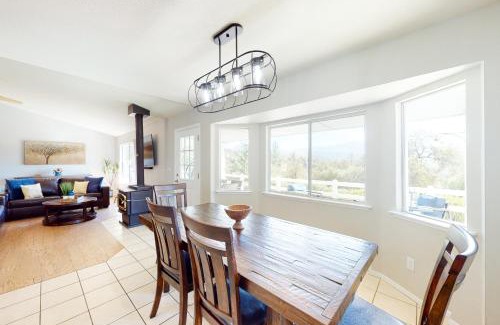 Oakhurst House | Exceptional Five Oaks Circle Ranch: Family-Friendly Retreat