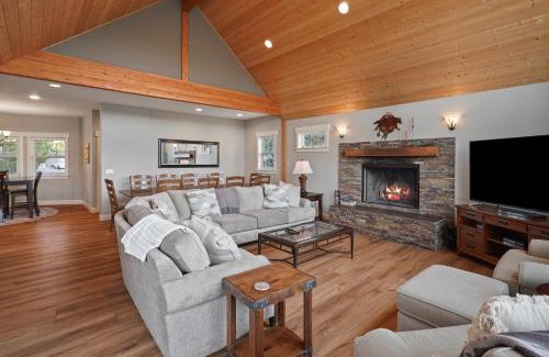 Westbrook Meadows House | Cozy Five Peaks Home with Hot Tub & Pet-Friendly Vibe