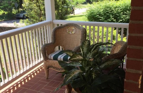 Athens House | Unforgettable Stay at Five Points with Pool and Spa Access