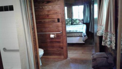 Hot Springs House | Five Points Lake Hamilton Cabin B