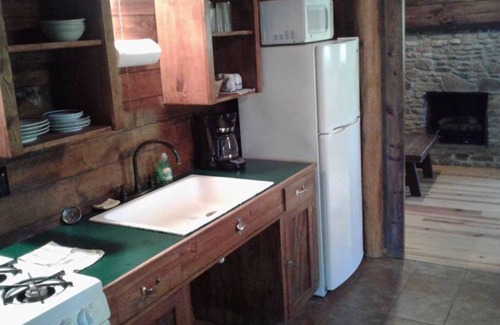 Hot Springs Cabin | Exceptional FIVE POINTS Lake Hamilton Cabin with Full Kitchen
