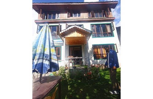 Laripora House | Family-Friendly Fiza Guest House in Scenic Pahalgam