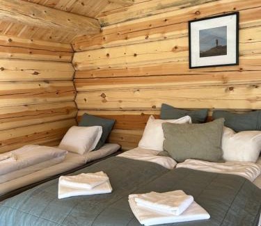 Skjaak House | Experience Fjelleventyret Gårdsovernatting with Hot Tub & Breakfast
