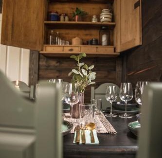 Skjaak House | Experience Fjelleventyret Gårdsovernatting with Hot Tub & Breakfast