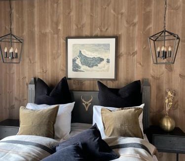 Skjaak House | Experience Fjelleventyret Gårdsovernatting with Hot Tub & Breakfast