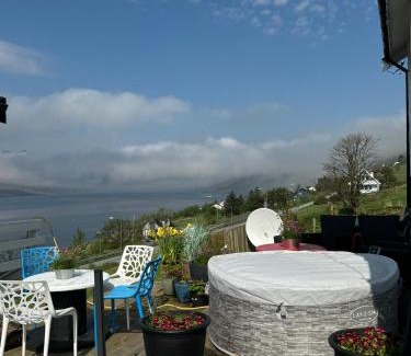 Faroe Islands House | Cozy Fjordcottage: Family-Friendly Retreat with Dining