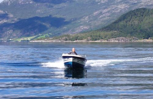 Kvinnherad House | Fjordhytte-2: Family-Friendly Retreat in Nature's Embrace