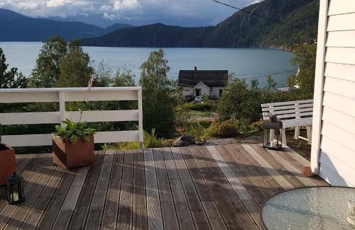 Jondal House | Fjordhytte-35: Pet-Friendly Retreat with 9/10 Guest Rating
