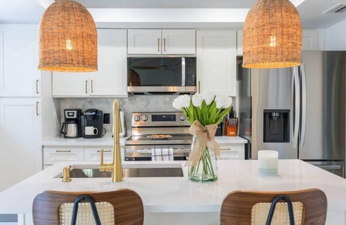 Del Prado House | Ultimate Family Fun: Heated Pool, Mini Golf & Game Room