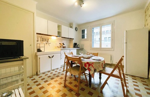 Secteur 1 Apartment | Discover The Harmony of Eras - Pet Friendly & Family Joy