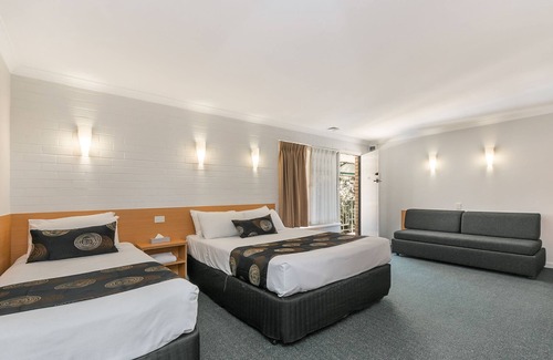 Rivervale Hotel | Experience Comfort at Flag Motor Lodge with Pool & Spa