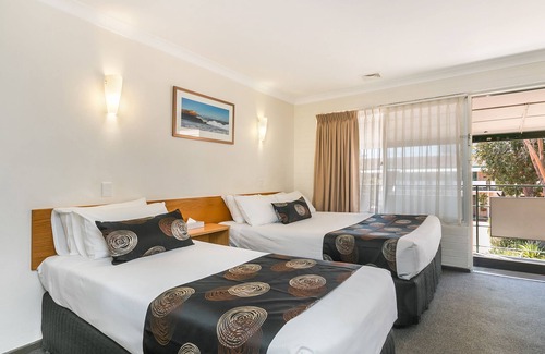 Rivervale Hotel | Experience Comfort at Flag Motor Lodge with Pool & Spa