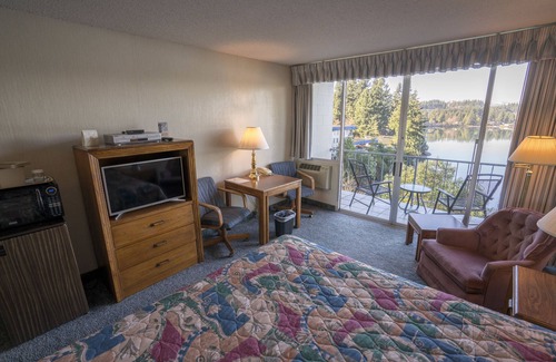 West Hills Hotel | Flagship Inn: Family-Friendly Getaway with Pool & Breakfast