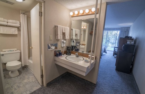 West Hills Hotel | Flagship Inn: Family-Friendly Getaway with Pool & Breakfast