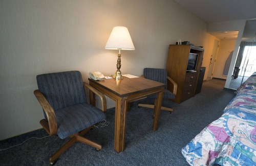 West Hills Hotel | Flagship Inn: Family-Friendly Getaway with Pool & Breakfast