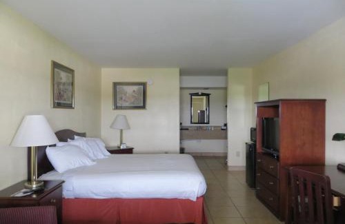 Lake Brownwood Hotel | Pet-Friendly Getaway at Flagship Inn with Pool Access