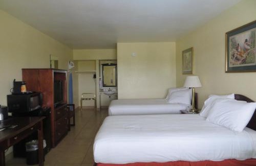 Lake Brownwood Hotel | Pet-Friendly Getaway at Flagship Inn with Pool Access