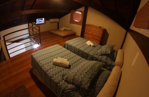 Floresta Velha House | Vibrant Flamboyant Residence: Perfect for Families & Breakfast