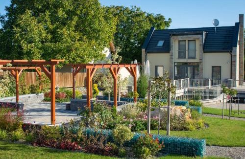 Etyek Bed & Breakfast | Discover Flamingó Panzió: Family-Friendly with Hot Tub