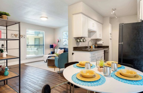 Oakmont Heights Apartment | Flamingo 103: Family-Friendly Stay with ROKU TV Entertainment