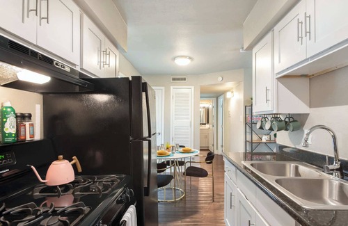 Oakmont Heights Apartment | Flamingo 103: Family-Friendly Stay with ROKU TV Entertainment