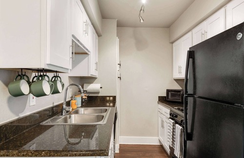 Oakmont Heights Apartment | Flamingo 103: Family-Friendly Stay with ROKU TV Entertainment