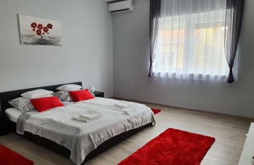 Sarvar Apartment | Eco-Friendly Flamingo Apartment with Hot Tub & Perfect Score