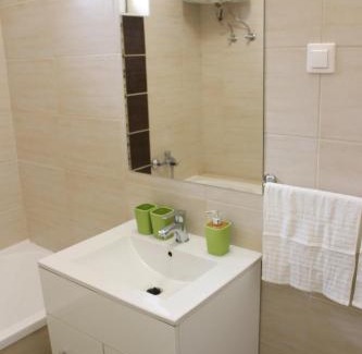 Sarvar Apartment | Eco-Friendly Flamingo Apartment with Hot Tub & Perfect Score