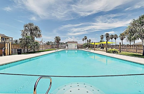 Key Allegro Cottage | Inviting Stay at Flamingo House with Pool and Breakfast