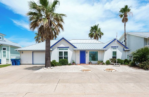 Key Allegro Cottage | Inviting Stay at Flamingo House with Pool and Breakfast