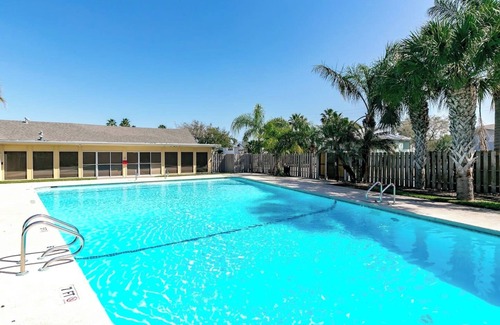 Key Allegro Cottage | Inviting Stay at Flamingo House with Pool and Breakfast